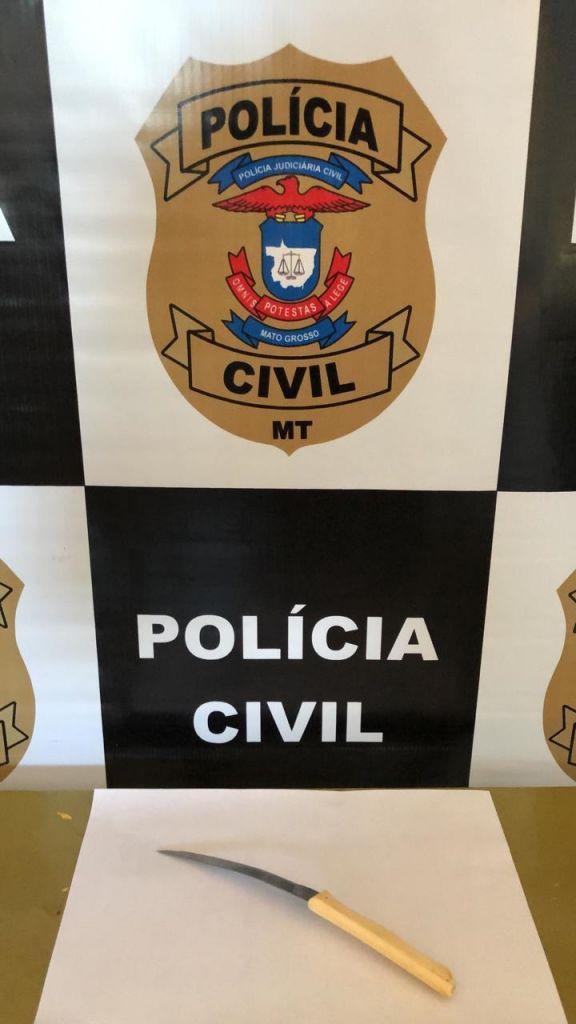 Homem é morto à facas e mulher diz que foi agredida