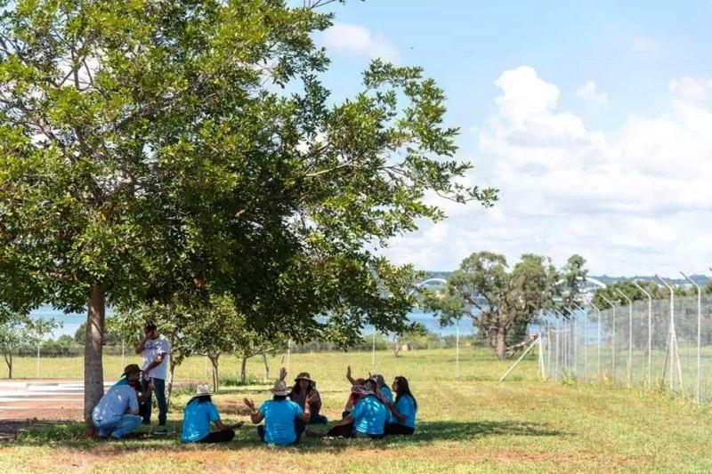 Atendendo a Bolsonaro, grupo de evangélicos oram nos jardins do Alvorada