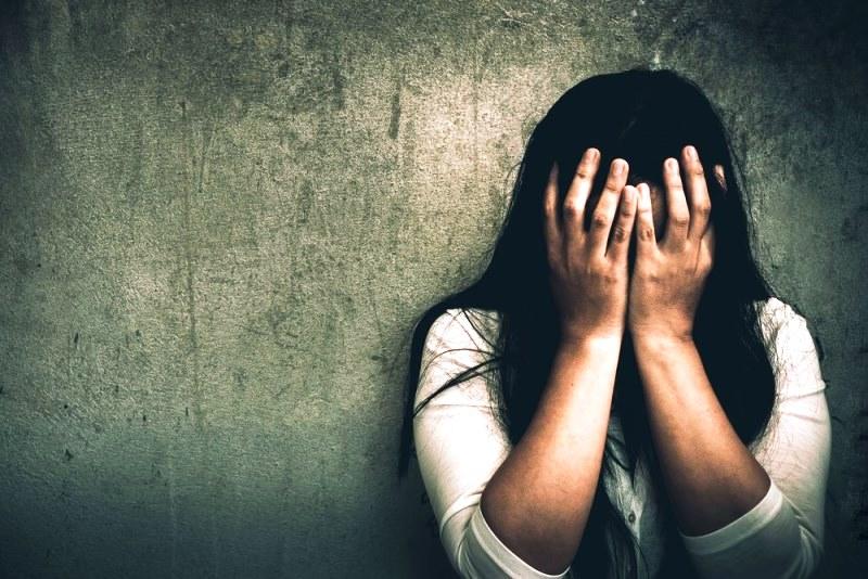 Homem estupra garota de programa e a ameaça com revólver