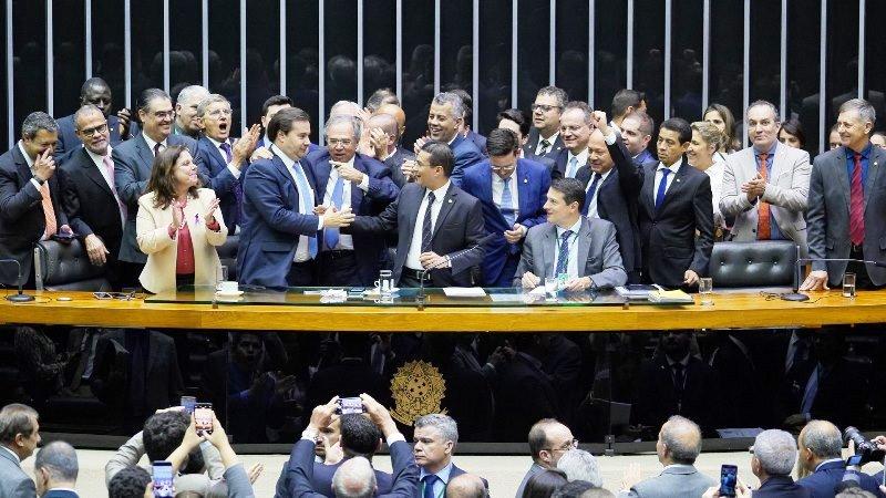Guedes quer congelar salário de servidores por dois anos