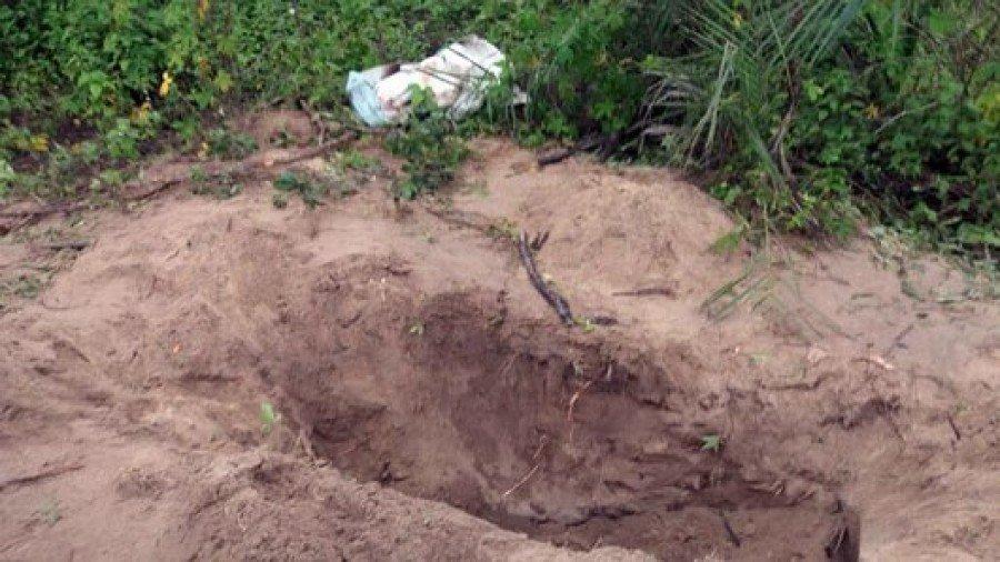 Marido faz cova no quintal e ameaça matar e enterrar a mulher