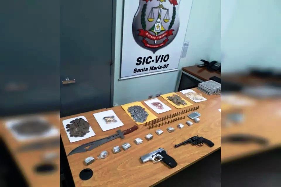 Pai e filho são presos por manter jovem e bebê em cárcere privado