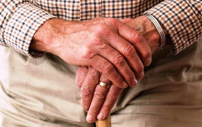 Idoso desobedece toque de recolher, sai armado e é detido pela polícia