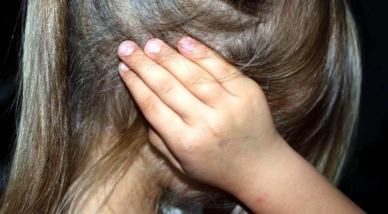 Mãe estranha comportamento da filha de seis anos e descobre abuso sexual