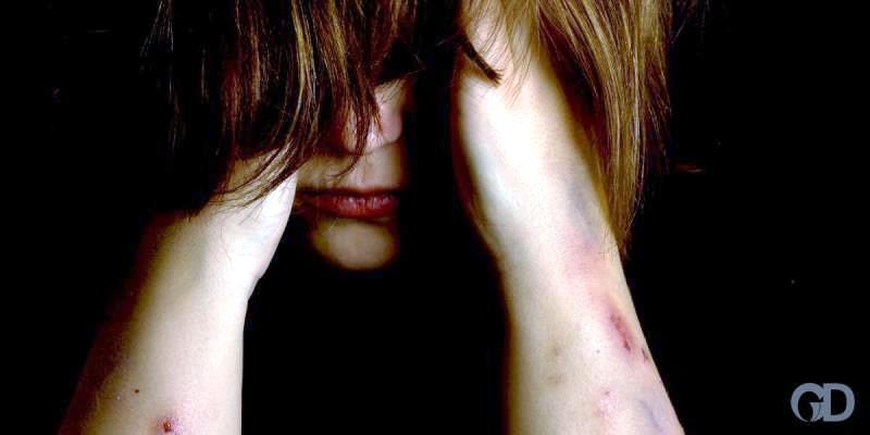 Adolescente de 14 anos tem roupa rasgada e é estuprada