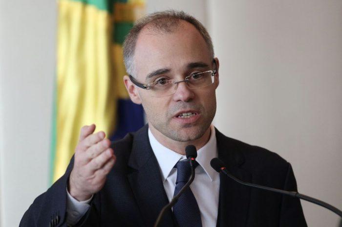 Governo Federal pode entrar na justiça contra as medidas de isolamento impostas pelos Estados