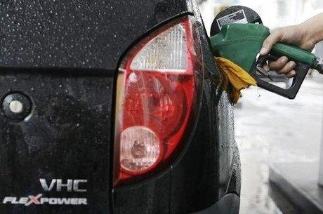 Petrobras reduz preço da gasolina em 8% nas refinarias