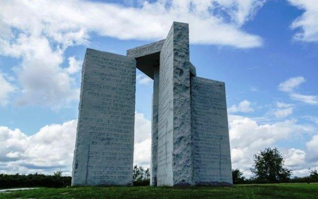 Estranho monumento diz que bilhões morrerão em futuro apocalipse