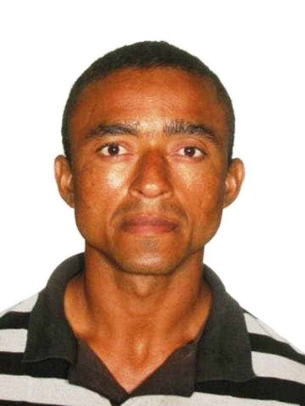 Homem mata companheira com golpe de faca e ateia fogo em casa 
