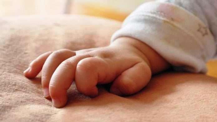 Mãe dorme por cima de recém-nascido enquanto o amamentava e bebê morre sufocado