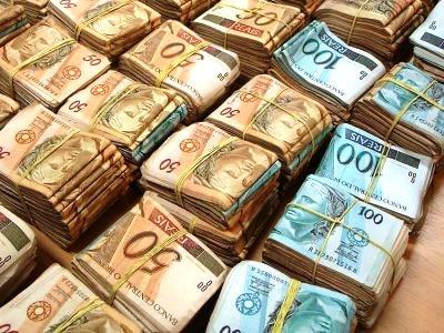 Após morte de idoso, vizinhos descobrem quase R$ 30 mil em guarda-roupa