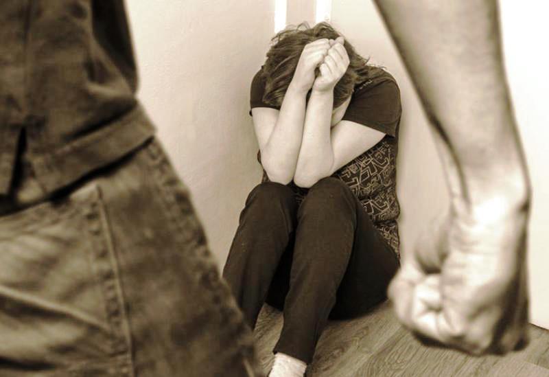Mulher é espancada por proibir marido bêbado de entrar em casa