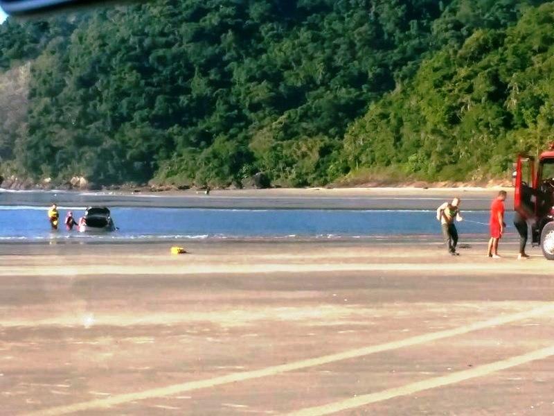 Homem morre após atolar carro no mar e ser arrastado pela correnteza