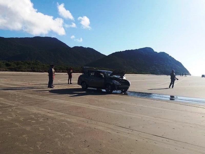 Homem morre após atolar carro no mar e ser arrastado pela correnteza