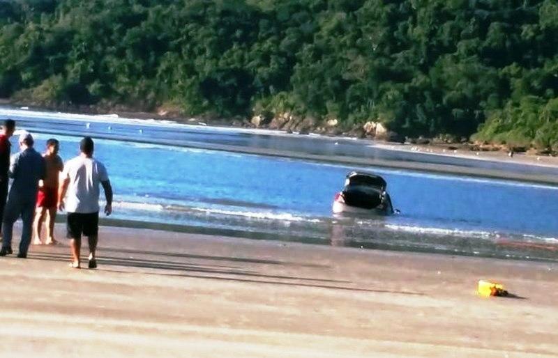 Homem morre após atolar carro no mar e ser arrastado pela correnteza