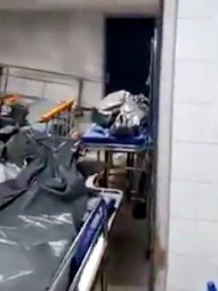 Sem espaço, hospital do Rio acumula corpos em macas