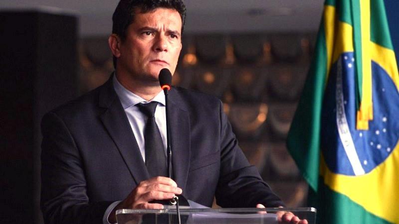 Moro deu à PF diálogos com Bolsonaro e disse que ele deve explicar interferência