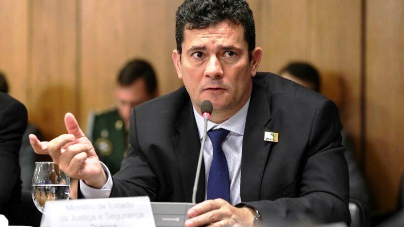 Moro deu à PF diálogos com Bolsonaro e disse que ele deve explicar interferência