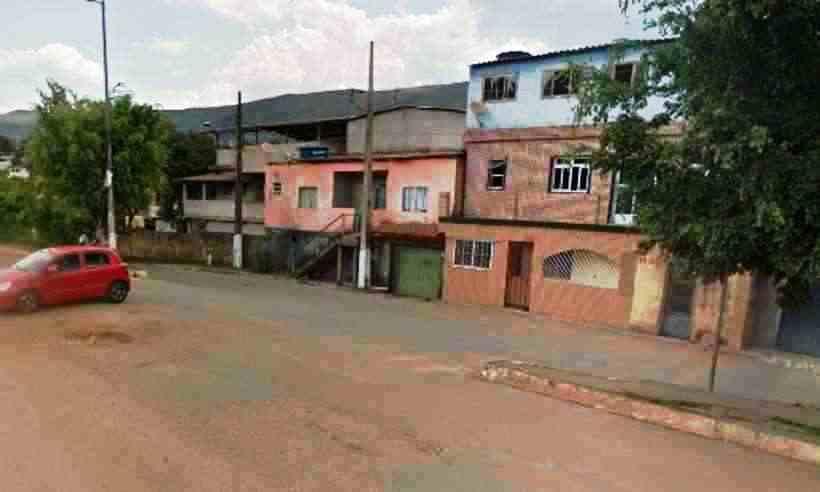 Homem lê mensagens no celular da mulher e a esfaqueia