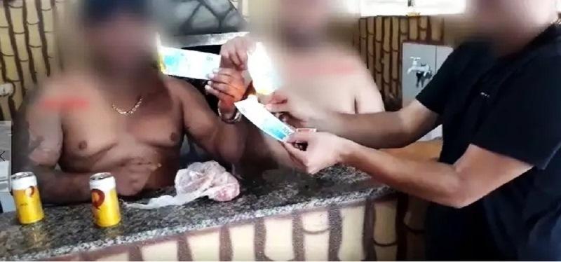 Grupo que queimava dinheiro para ostentar é procurado pela polícia