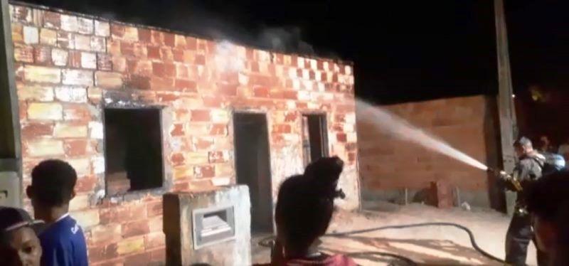 Irmãos morrem em incêndio em São Mateus e mãe acaba presa