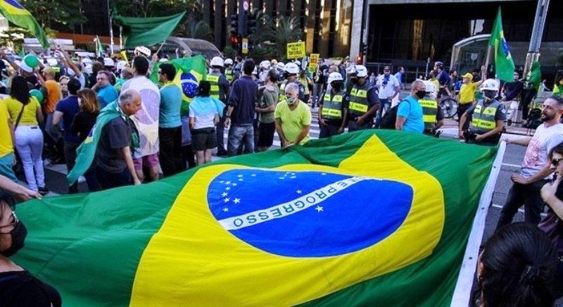 Manifestantes saem às ruas em apoio ao presidente Jair Bolsonaro