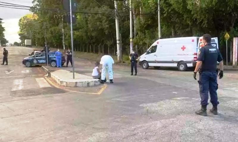 Mulher com coronavírus foge de hospital e tenta atear fogo ao próprio corpo