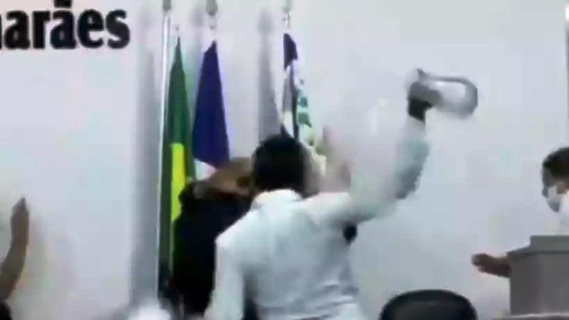 Vereador agride presidente da Casa com jarra de vidro durante sessão