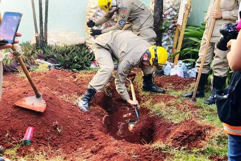Mulher confessa ter matado marido e enterrado corpo no jardim de casa