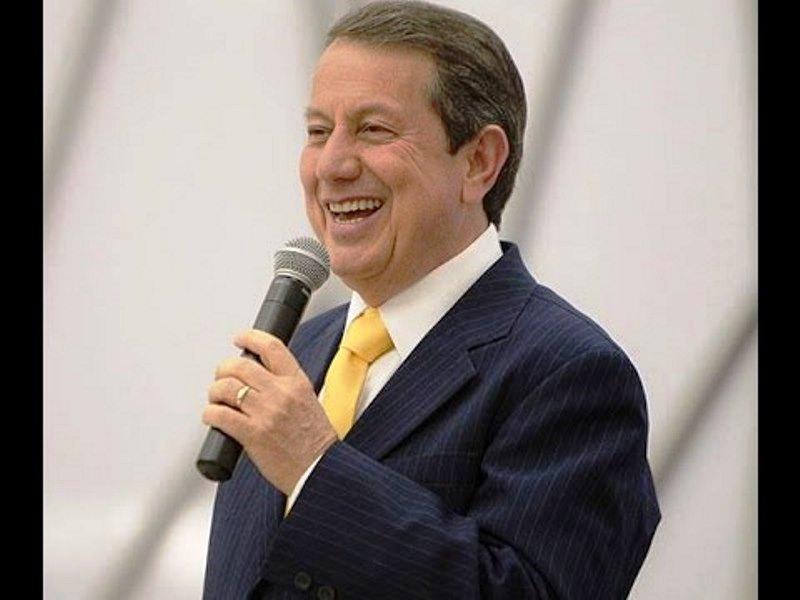 Pastor RR Soares promete água “consagrada” para curar coronavírus