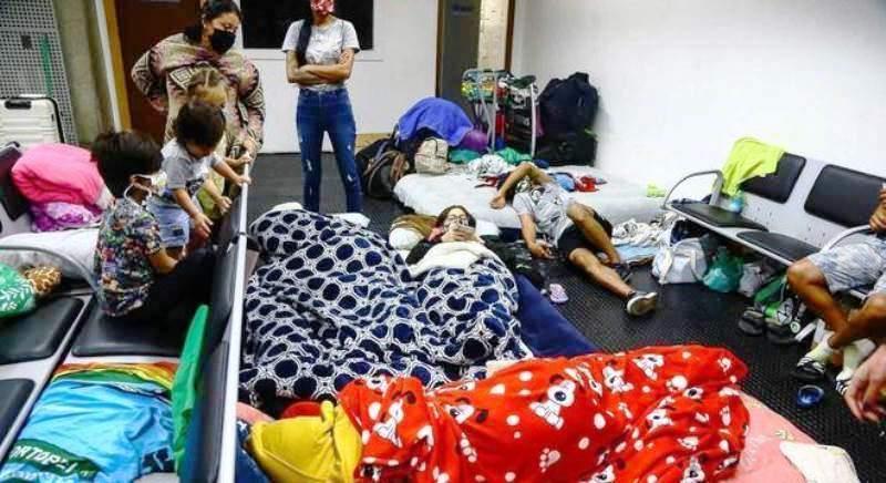Estrangeiros são barrados ao tentar fugir da crise do coronavírus no país
