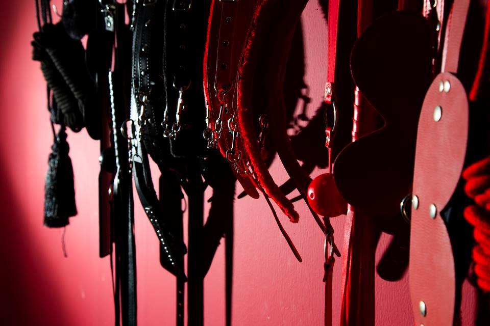 Hierarquia e obediência na cama: veja 10 curiosidades sobre o BDSM