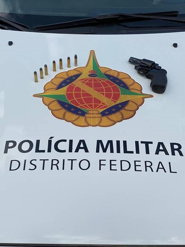 Mulher suspeita de tentativa de homicídio solta cachorros contra PMs