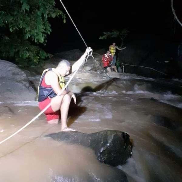 Mulheres são resgatadas ao ficarem ilhadas no rio Santa Maria, em Santa Leopoldina