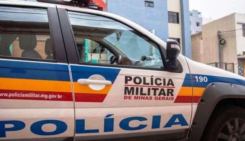 Homem joga ex-mulher de escada e esfaqueia a atual namorada da vítima