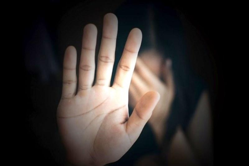 Violentada desde os 12 anos, jovem é chamada de amante e agredida pela esposa do abusador