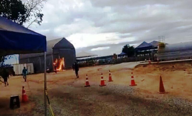 Moradores incendeiam galpão da Andrade Gutierrez com 28 infectados por covid-19