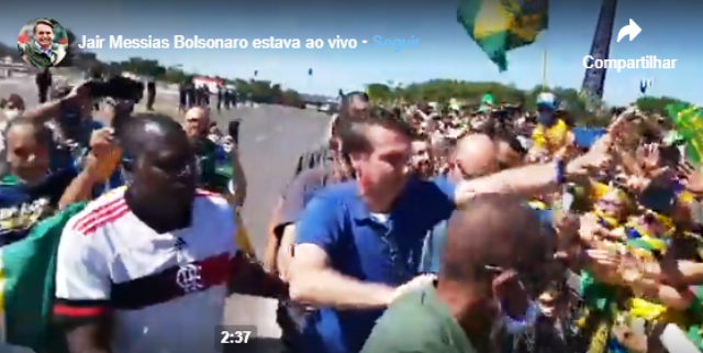 Bolsonaro sobrevoa Brasília e cumprimenta manifestantes