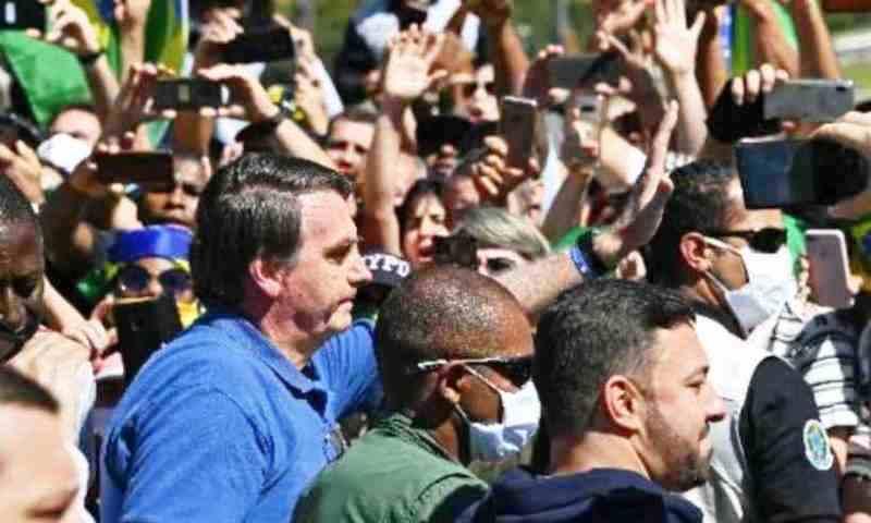 Bolsonaro condena antifascismo após ir a protesto contra STF
