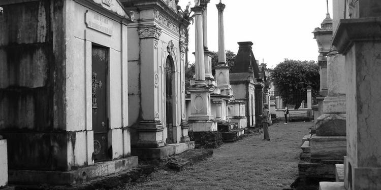 Mulher é desenterrada e estuprada um dia após ser sepultada