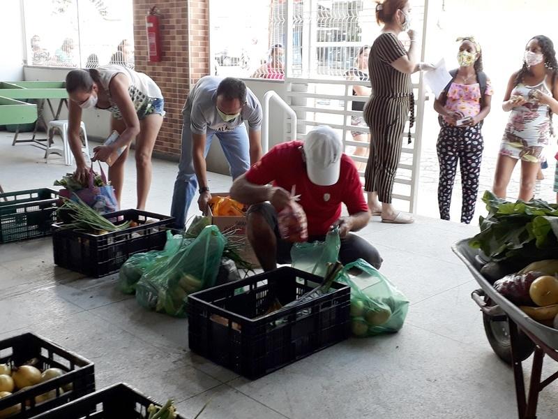 Prefeitura de Boa Esperança entrega cestas de alimentos às famílias de estudantes