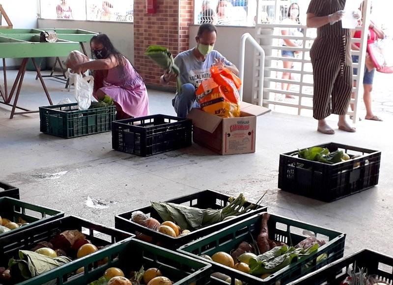 Prefeitura de Boa Esperança entrega cestas de alimentos às famílias de estudantes