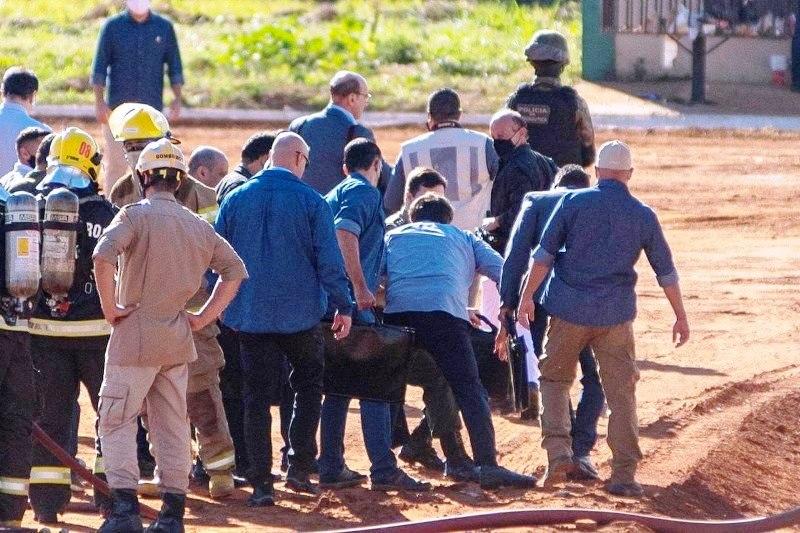 Bolsonaro tropeça ao chegar para inauguração do Hospital de Campanha