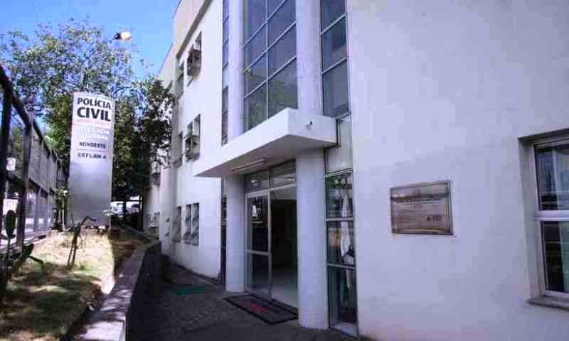 Inconformado com fim de relacionamento, homem tenta matar a ex com golpes de facão