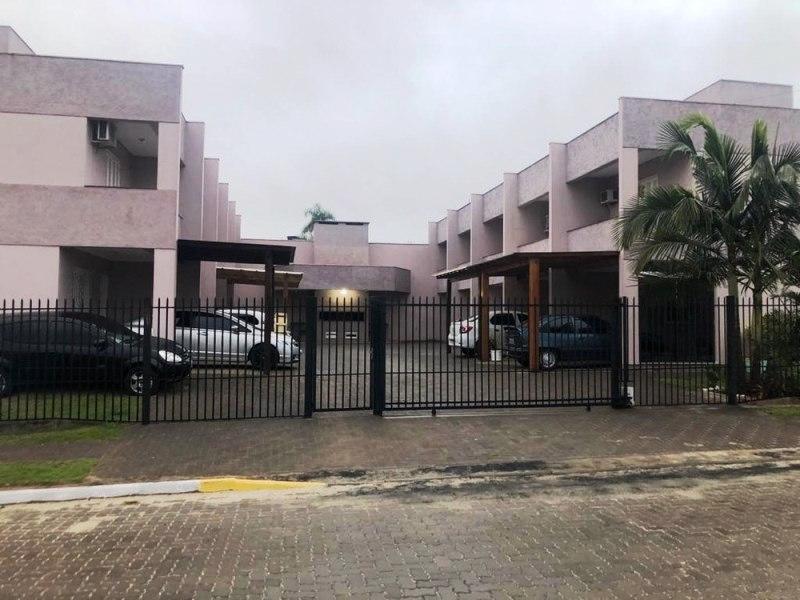 Blogueira e namorado são mortos com 79 tiros dentro de casa
