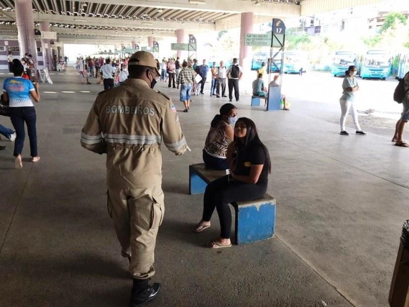 Distribuição de máscaras continua nos terminais do Transcol