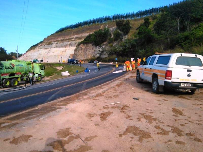 Conceição da Barra monitora danos ambientais no rio Itaúnas, após acidente com carreta carregada com óleo lubrificante