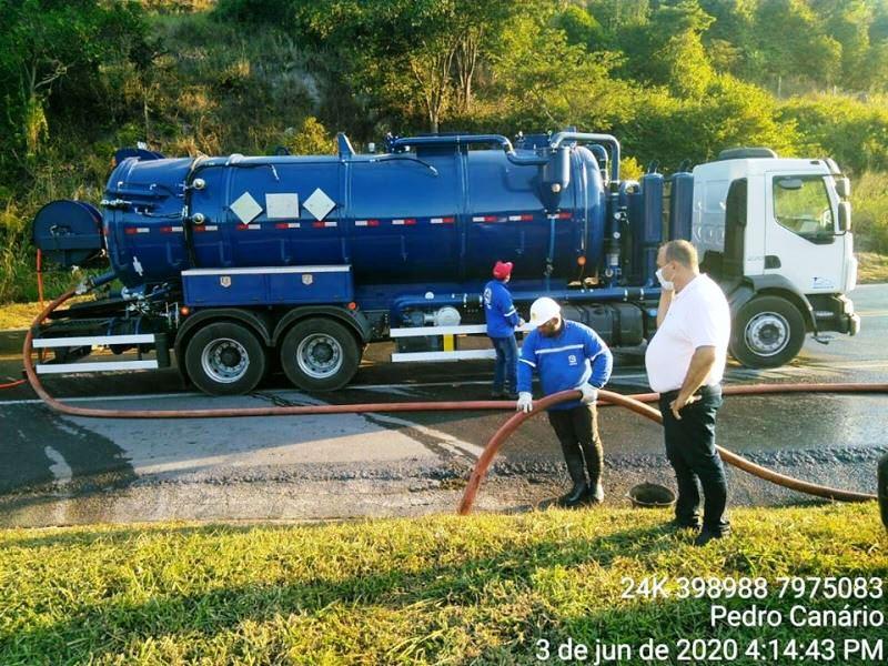 Conceição da Barra monitora danos ambientais no rio Itaúnas, após acidente com carreta carregada com óleo lubrificante