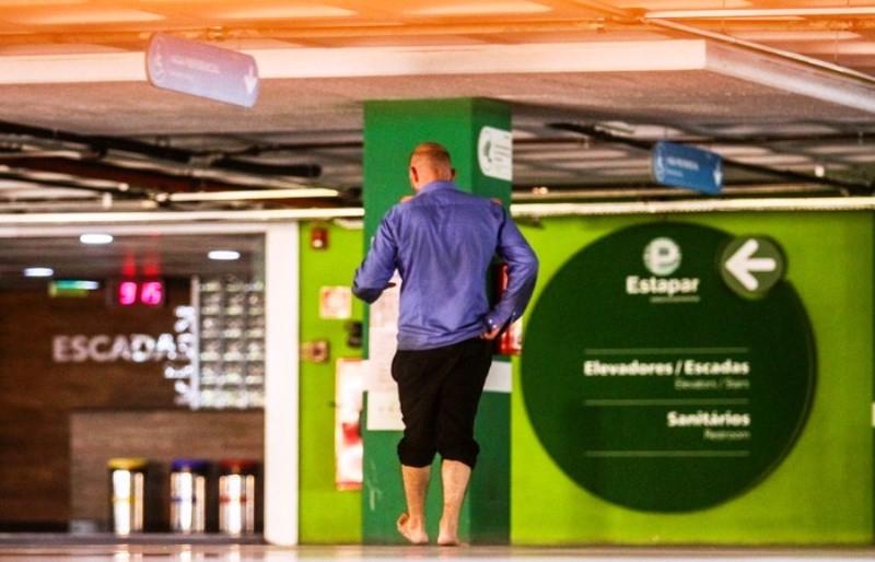 Turista alemão vaga no Aeroporto Internacional do Recife há três meses