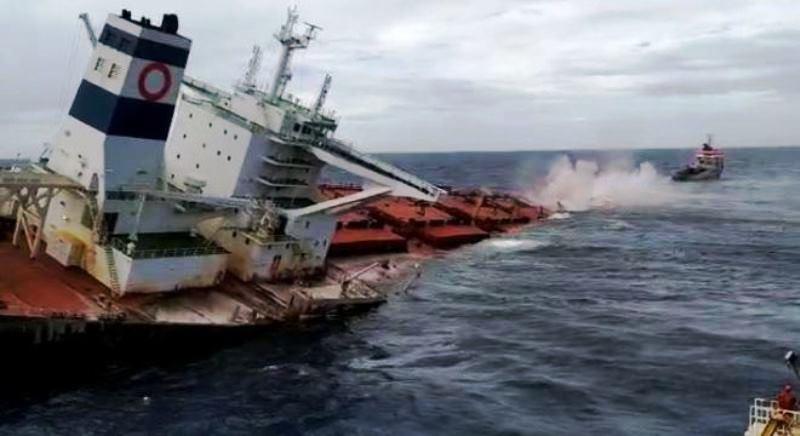 Marinha afunda navio encalhado na costa do Maranhão